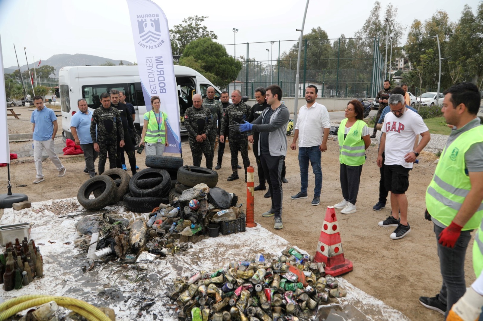 Denizden Yaklaşık 2,5 Ton Atık Çıkarıldı