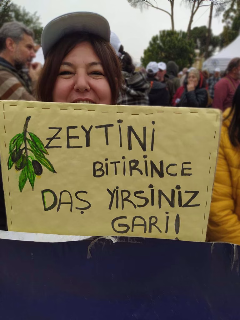 Kadinlar zeytin hayattir demek icin alandaydi 0 ngul
