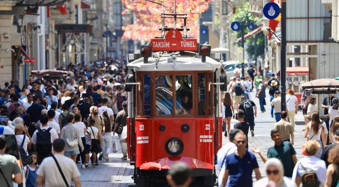 İSTANBUL’UN TARİHİ 223 NOSTALJİK TRAMVAYI YENİLENDİ