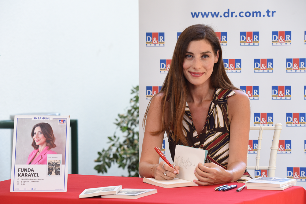 Funda Karayel Bodrum D&R’da  100 kitap imzaladı