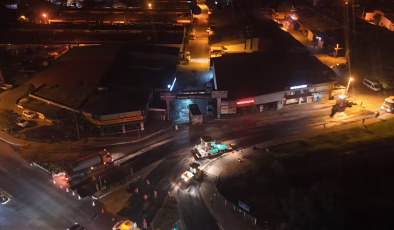 Gece mesaisinde 1500 metrelik söküm ve sıcak asfalt kaplama yapıldı