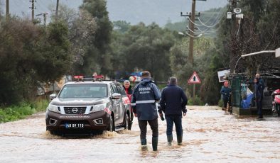 Başkan Mandalinci Su Taşkınlarının Yaşandığı Kızılağaç’ta İncelemelerde Bulundu