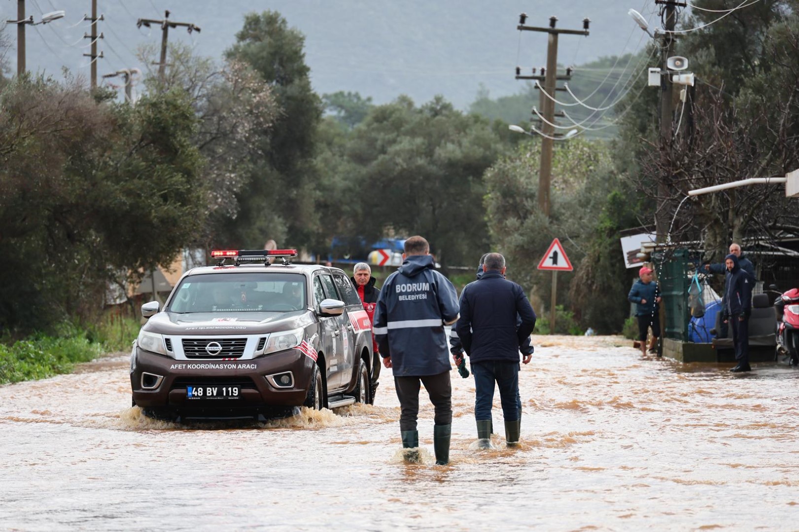 Bodrum belediyesi baskan mandalinci taskin yasanan kizilagacta incelemelerde bulundu 4