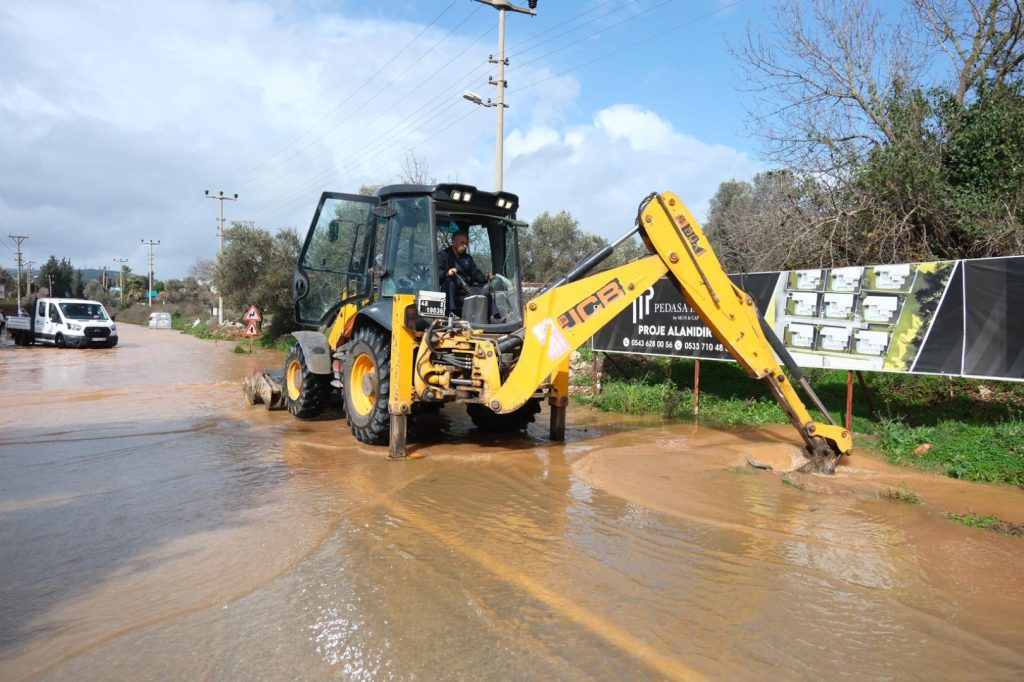 Bodrum belediyesi baskan mandalinci taskin yasanan kizilagacta incelemelerde bulundu 7
