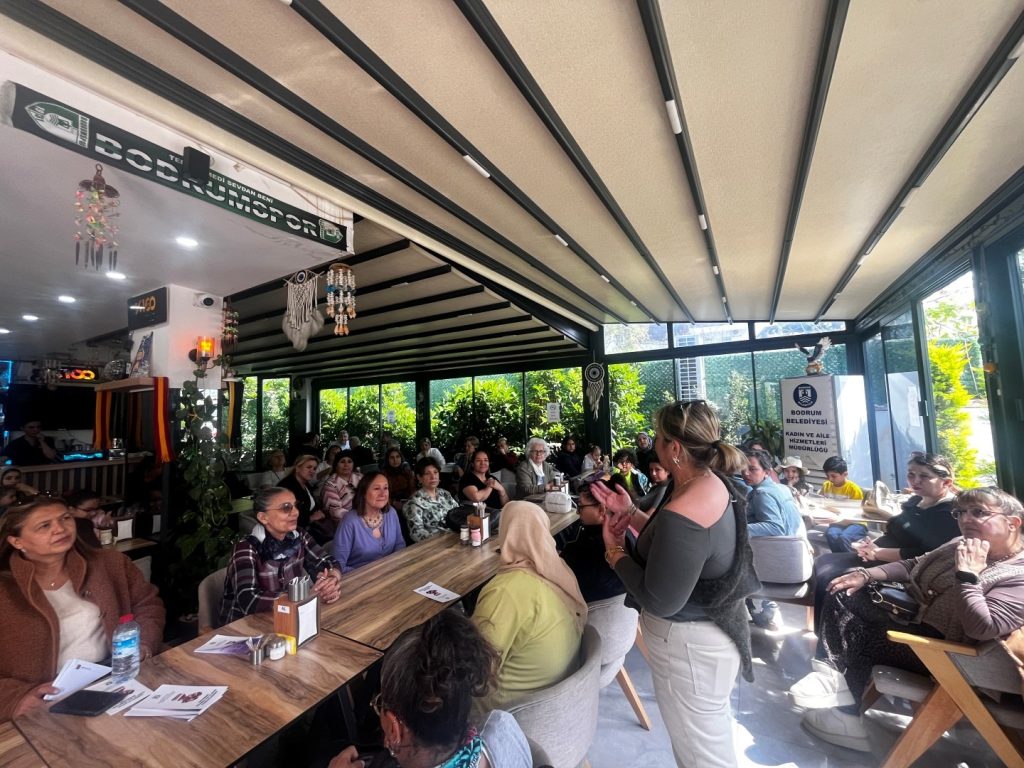 Mumcular kadin mahalle meclisinde yeni sozculer belirlendi