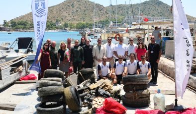 Akyarlar’da denizden 850 kilogram atık çıkarıldı