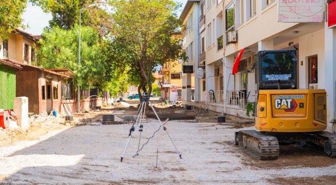 MİLAS BELEDİYESİ TARAFINDAN CADDE VE SOKAKLAR YENİ PARKE İLE KAPLANIYOR