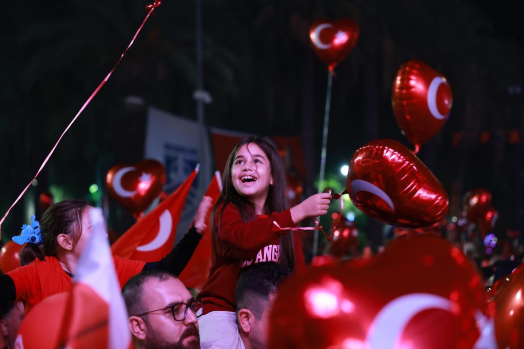 Bodrumda cumhuriyet bayraminda yer gok kirmizi beyaz 23