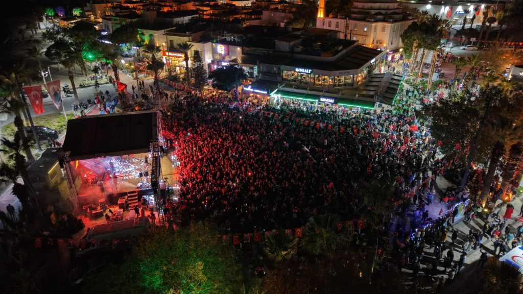 Bodrumda cumhuriyet bayraminda yer gok kirmizi beyaz 26