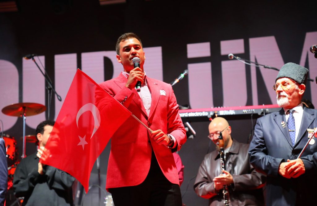 Bodrumda cumhuriyet bayraminda yer gok kirmizi beyaz 29