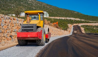 Mi̇las yeni̇ hastane yolunda asfaltlama çalişmalari başladi